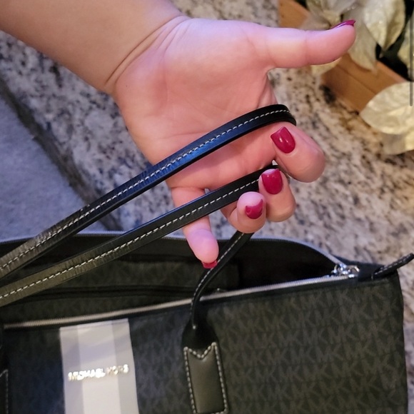 MICHAEL KORS TRAVEL LARGE TOP ZIP TOTE - Picture 9 of 9